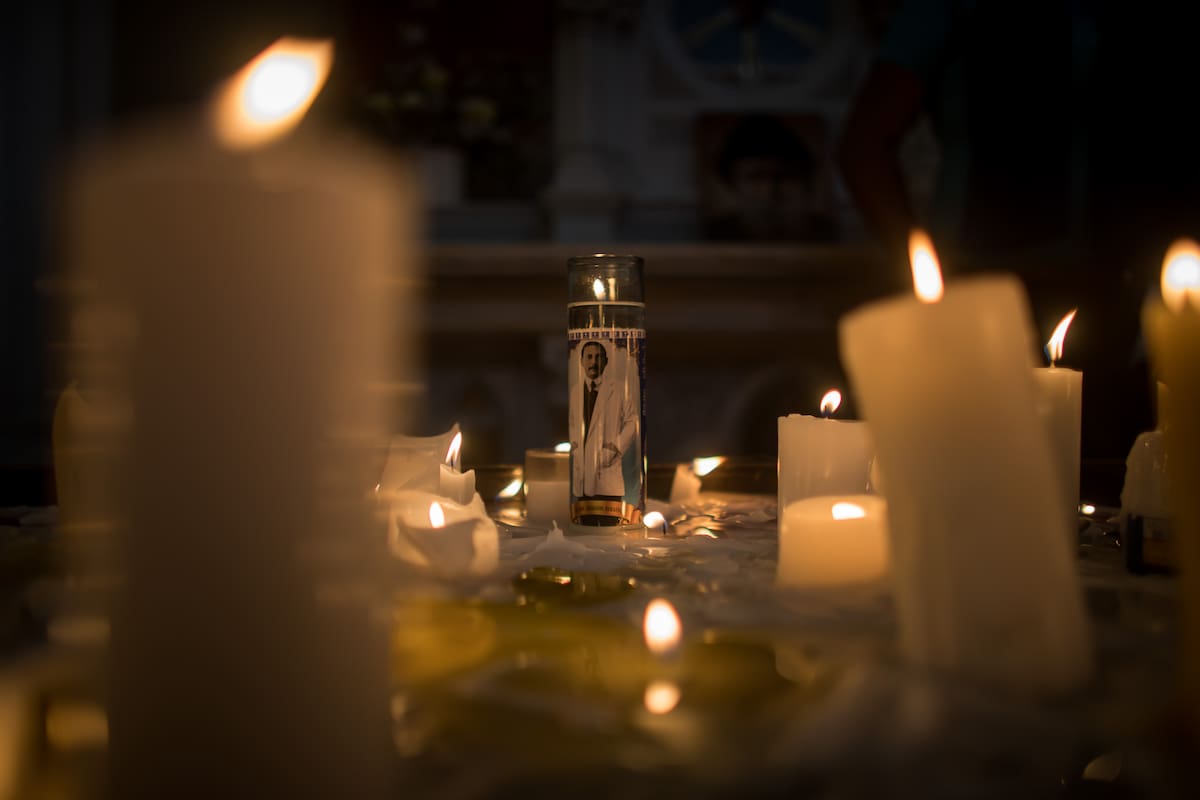 Fotografía de archivo de una veladora con la imagen de José Gregorio Hernández. //EFE