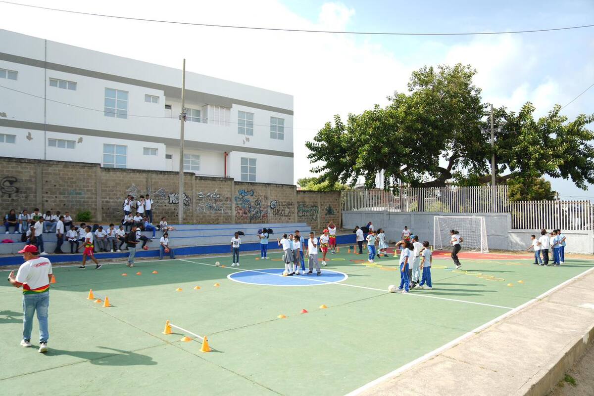 La Institución Educativa Manuela Beltrán ahora es un espacio seguro para casi 700 estudiantes. // Foto: cortesía - Alcaldía