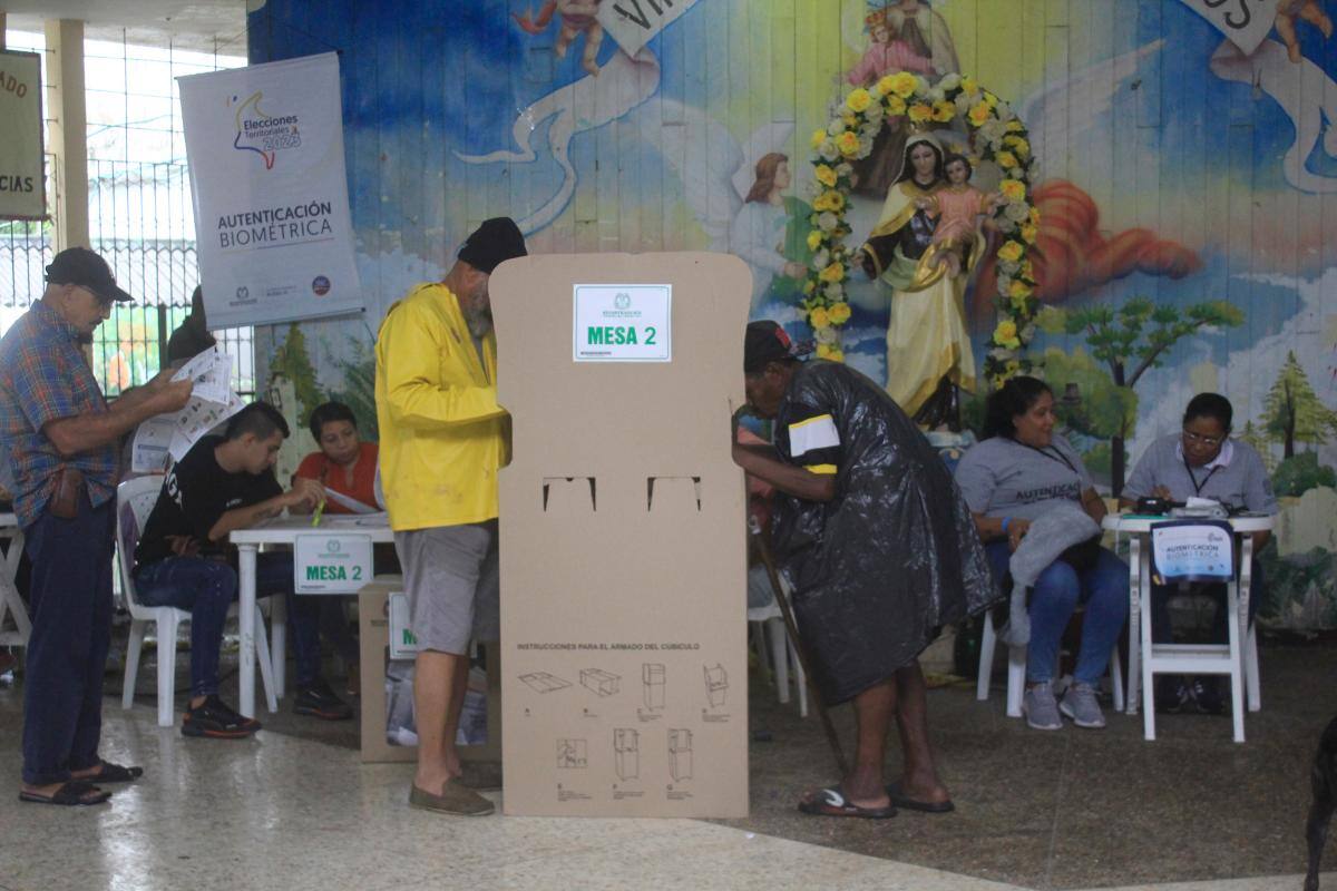A pesar de las lluvias, 418.474 personas votaron en Cartagena