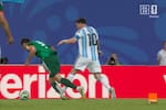 Video: la jugada en la que Lionel Messi pudo ser expulsado