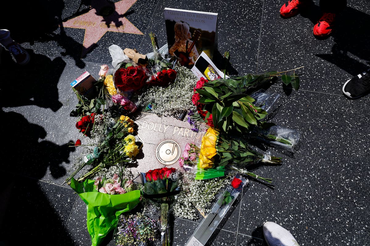 Flores y objetos en la estrella del Paseo de la Fama de Hollywood de la cantante y actriz Dolly Parton tras su fallecimiento. //Foto: EFE.