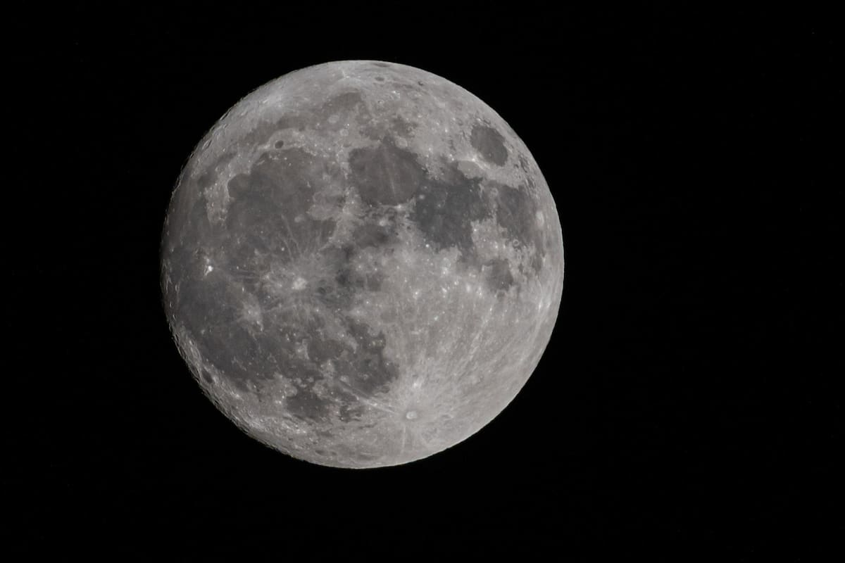 Hallan olivino en roca lunar observada por SLIM, que ofrece pistas del origen de la Luna