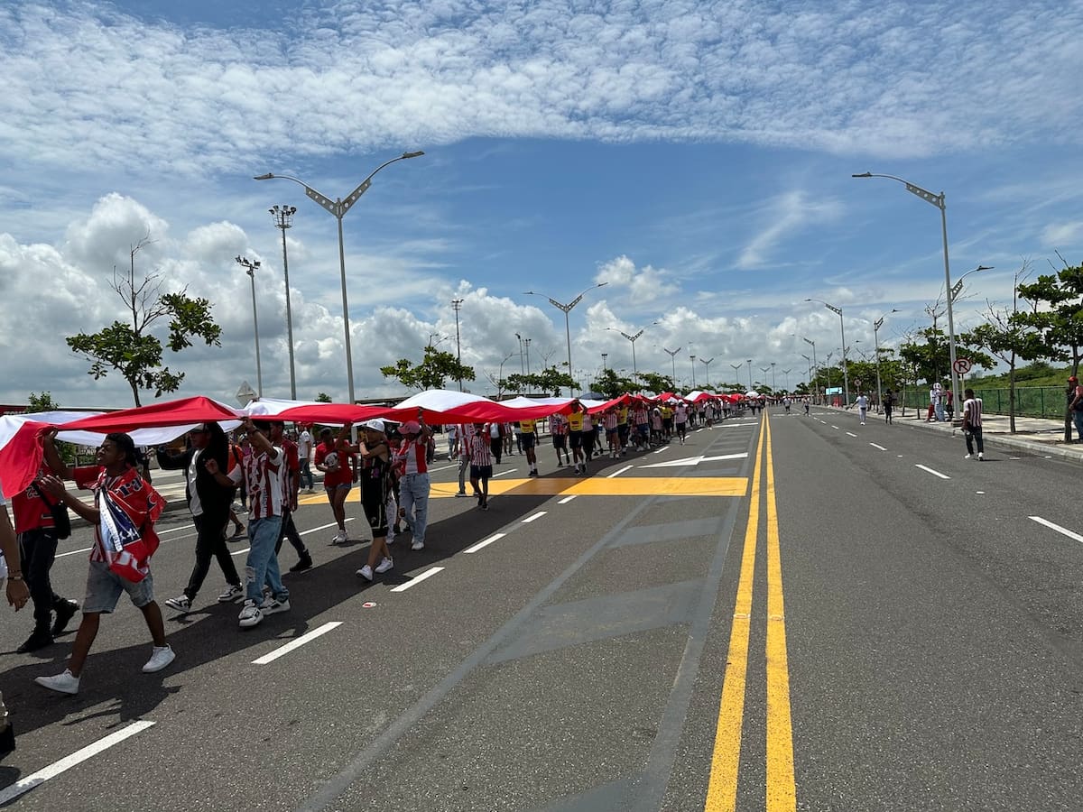 Los seguidores de Junior esperan que los 10 kilómetros de la bandera del club sea avalada como la más larga del mundo por Récord Guinness.