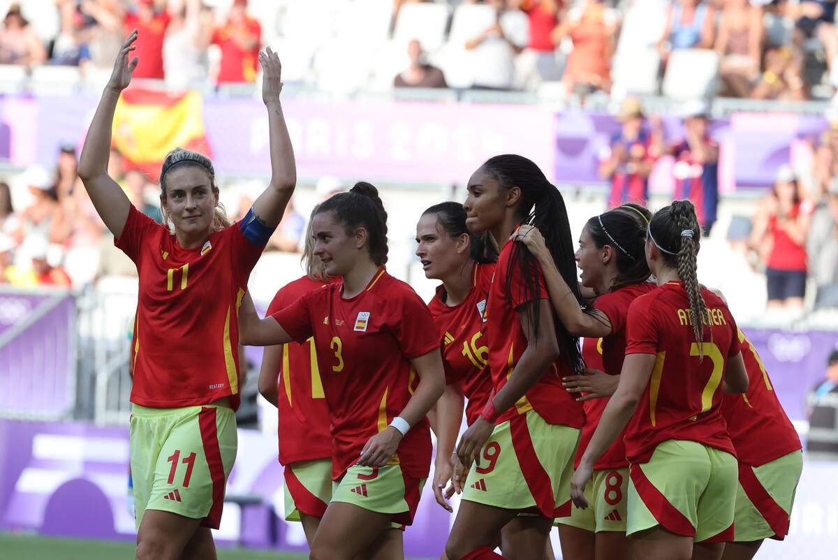 La centrocampista española Alexia Putellas (iz) celebra con sus compañeras un gol. //EFE