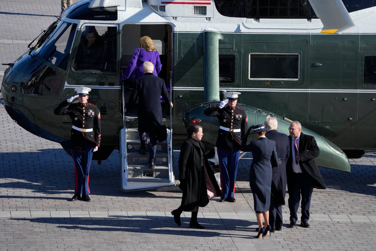 El presidente de Estados Unidos, Donald Trump (2-D), y la primera dama, Melania Trump (3-D), se despiden del expresidente Joe Biden (2-I) y de la exprimera dama Jill Biden (3-I), mientras caminan hacia el Marine One durante la inauguración presidencial de 2025 en el Capitolio de Estados Unidos en Washington, DC. //EFE