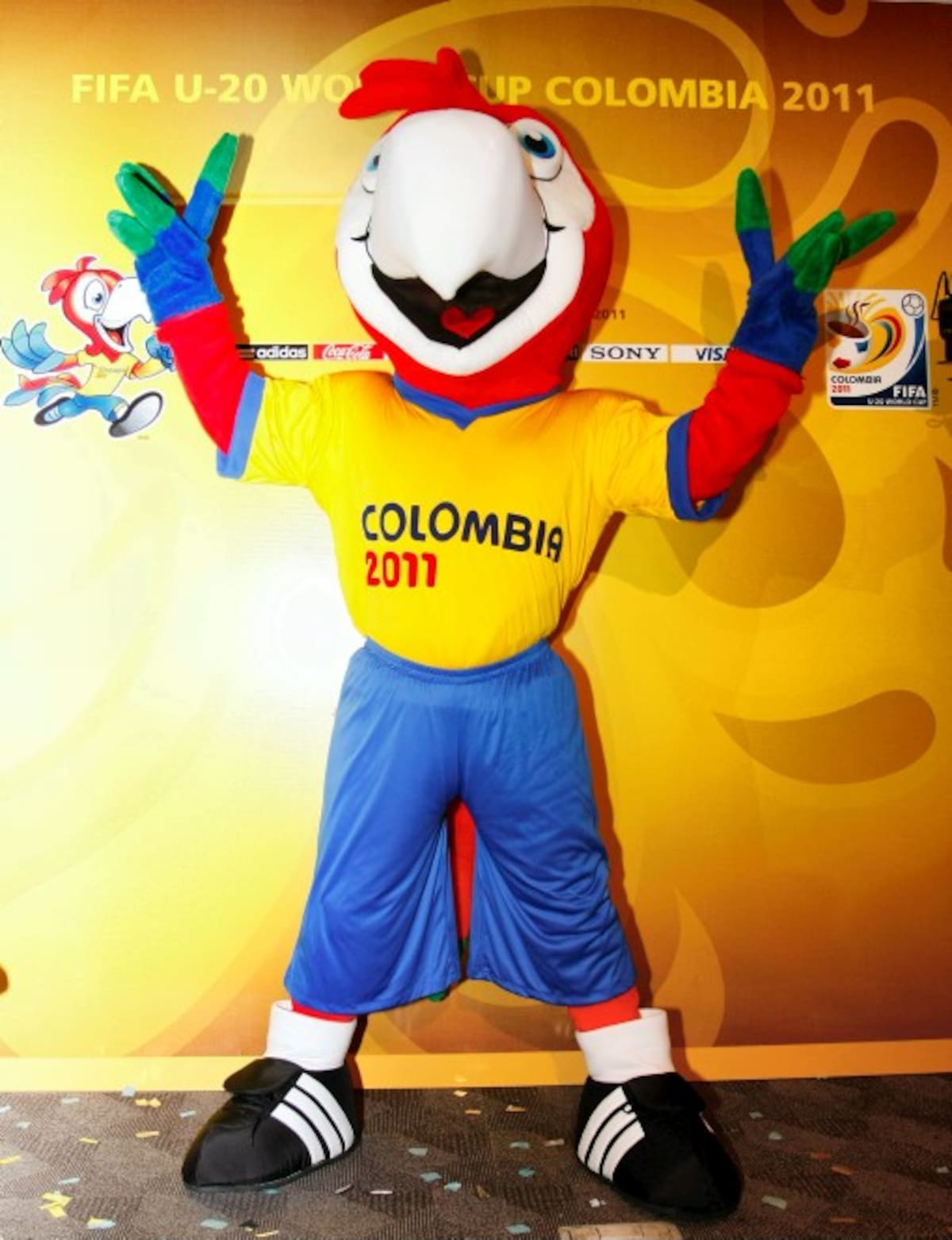 La mascota oficial es un ave multicolor que representa la biodiversidad que la nación guarda. Los colombianos, mediante concurso, serán quienes le den nombre al personaje.