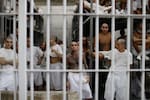 Justicia de El Salvador impone duras condenas a 69 pandilleros