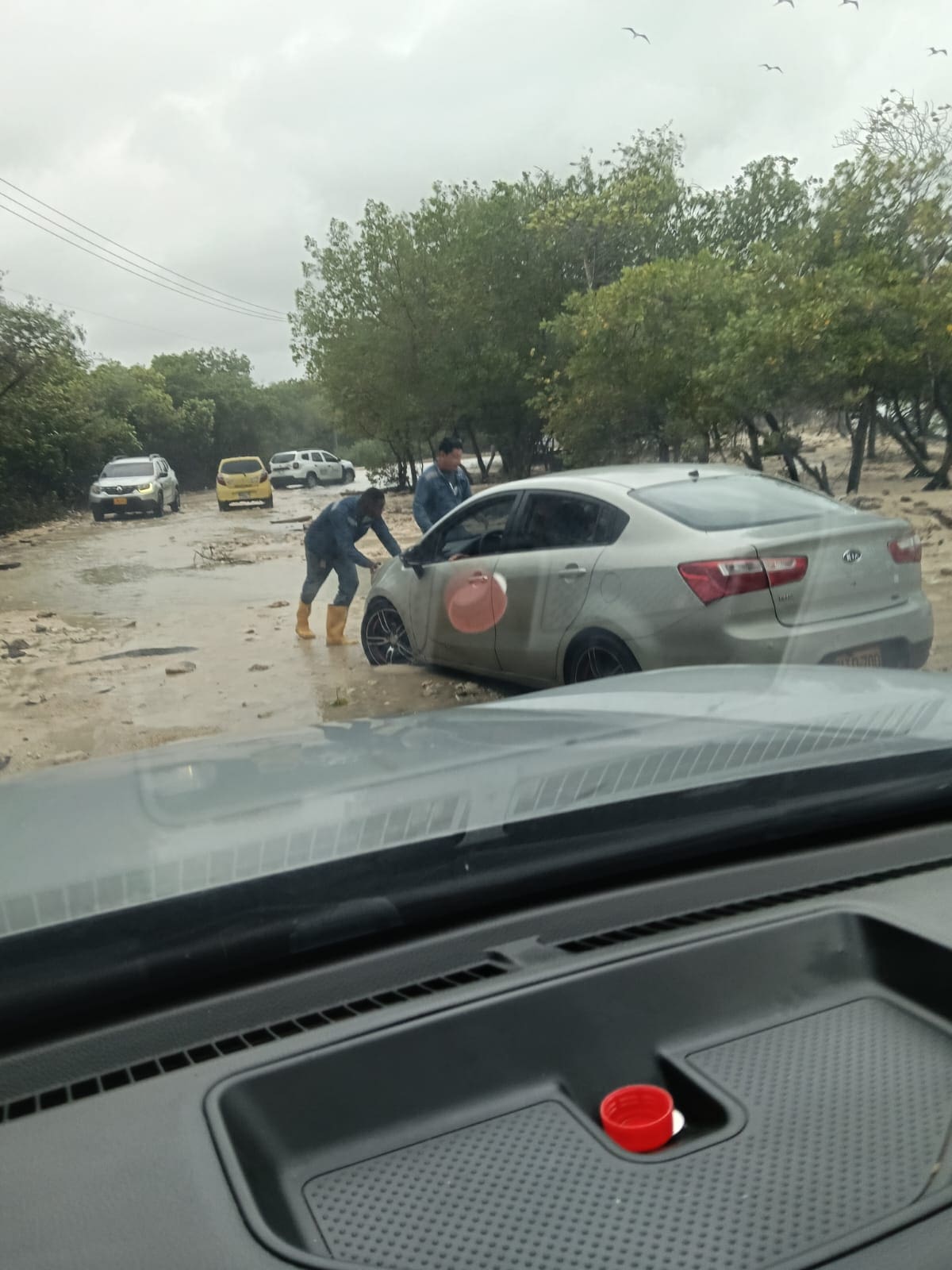 La movilidad en el sector final de Playetas se vio aún más afectada por el tránsito del frente frío. // Foto: cortesía