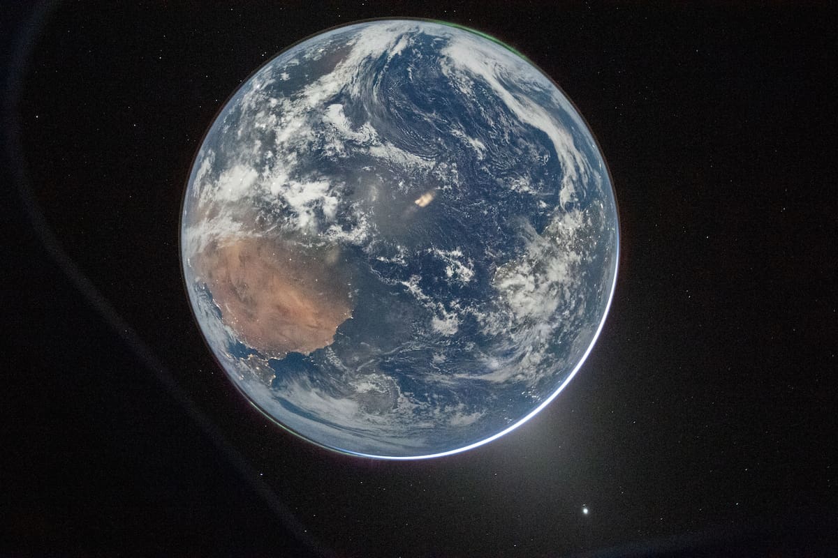 Imagen de la Tierra tomada por el astronauta de la NASA y comandante de la misión Artemis II, Reid Wiseman, desde la ventanilla de la nave espacial Orión. // Foto: EFE/ NASA/Reid Wiseman