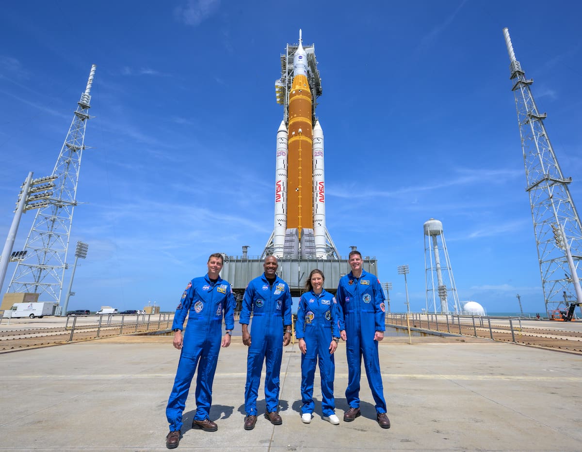 Fotografía cedida por la NASA donde aparece la tripulación de la misión Artemis II, el comandante Reid Wiseman (i); el piloto Victor Glover (2-i); la especialista de misión, Christina Koch (2-d) y el astronauta de la Agencia Espacial Canadiense (CSA), el especialista de misión Jeremy Hansen (d), posando en el Centro Espacial Kennedy en Cabo Cañaveral. //EFE-Bill Ingalls-NASA.