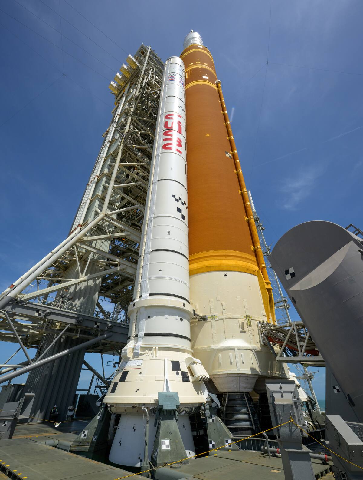 Fotografía cedida por la NASA donde se muestra el cohete del Sistema de Lanzamiento Espacial (SLS) y la nave espacial Orion de la misión Artemis II. // Foto: EFE - NASA.