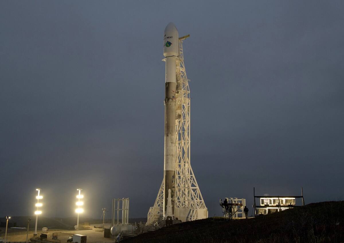 Fotografía cedida por la NASA en donde se aprecia el cohete SpaceX Falcon 9, que llevará la misión llamada Gravitity Recovery And Climate Experiment Follow On (GRACE-FO), instalado en su plataforma el 21 de mayo de 2018, en la la Base Aérea de Vandenberg en California (EE.UU.). EFE/Bill Ingalls/NASA