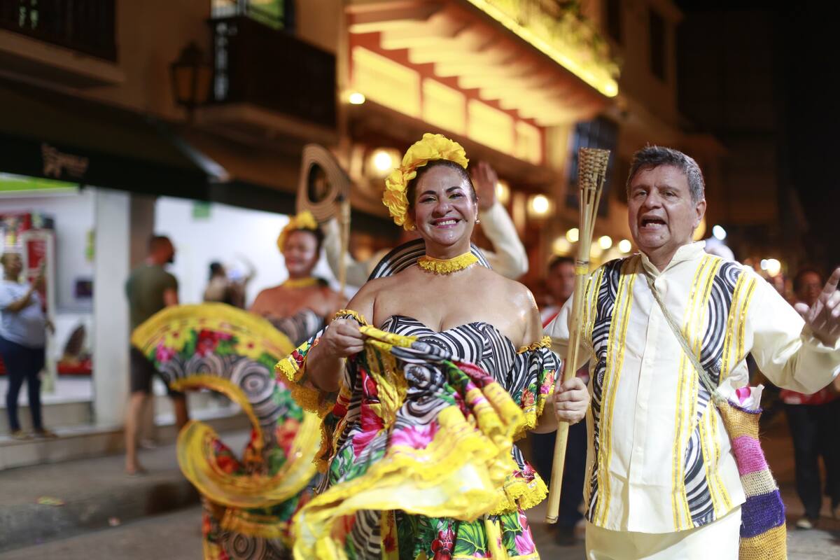 La noche de candela ya arrancó con jolgorio de tambores y cantadoras. // Foto: Luis Herrán.