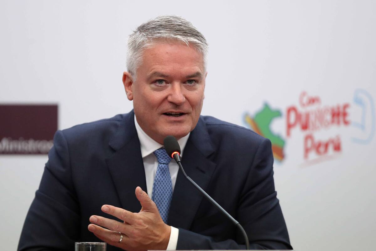AME2991. LIMA (PERÚ), 27/09/2023.- El secretario general de la OCDE, Mathias Cormann, participa en una rueda de prensa, hoy en Lima (Perú). La Organización para la Cooperación y el Desarrollo Económico (OCDE) afirmó este miércoles que el crecimiento económico en Perú será del 1,1 % en 2023 y que este "seguirá siendo débil en un entorno de incertidumbre", marcado por la inestabilidad política, los fenómenos meteorológicos extremos y las elevadas tasas de interés e inflación. La organización evaluó la situación del país en diversos ámbitos en el informe Estudios Económicos sobre Perú, publicado este miércoles a raíz de la visita a Lima del secretario general de la OCDE, Mathias Cormann, como parte del proceso de adhesión a la misma. EFE/Paolo Aguilar