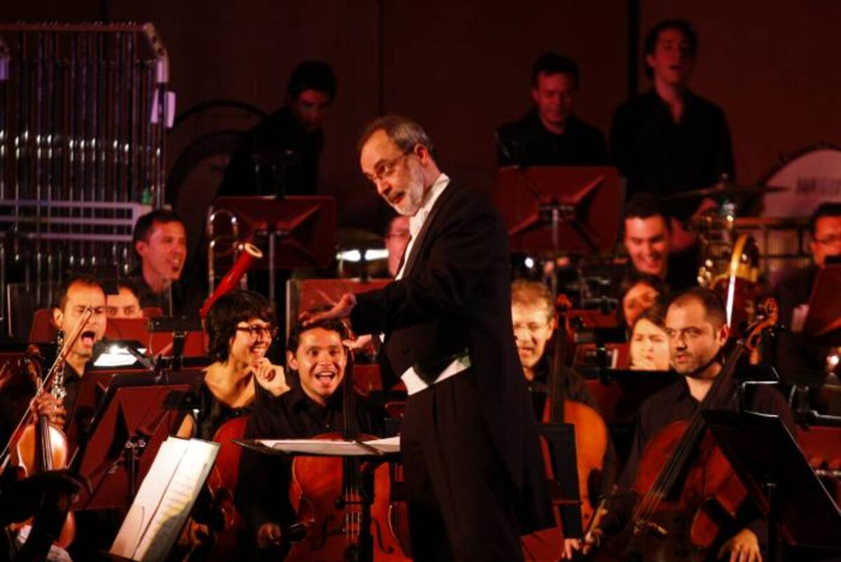 La Orquesta Sinfónica Nacional de Colombia realizó en el Teatro Municipal Jorge Elécer Gaitán, dos conciertos con motivo de los días de fin de año, llamado Navidad de película. 80 músicos, bajo la dirección de Paul Dury, interpretaron temas que al tiempo que se proyectaba en pantalla, identificaban bandas sonoras de la historia del cine. FOTOS CHRISTIAN CASTILLO- COLPRENSA