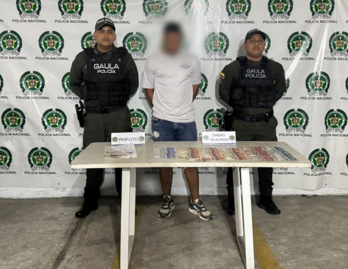 A los capturados la Policía Metropolitana de Barranquilla les incautó más de cinco millones de pesos en efectivo y panfletos extorsivos.//Cortesía Policía Mebar.