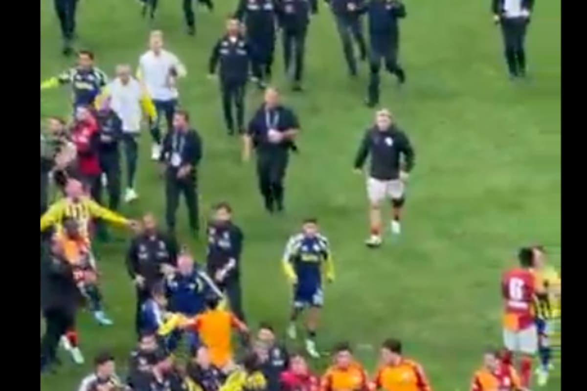Video: la gresca en el clásico de Turquía entre Galatasaray y Fenerbahce