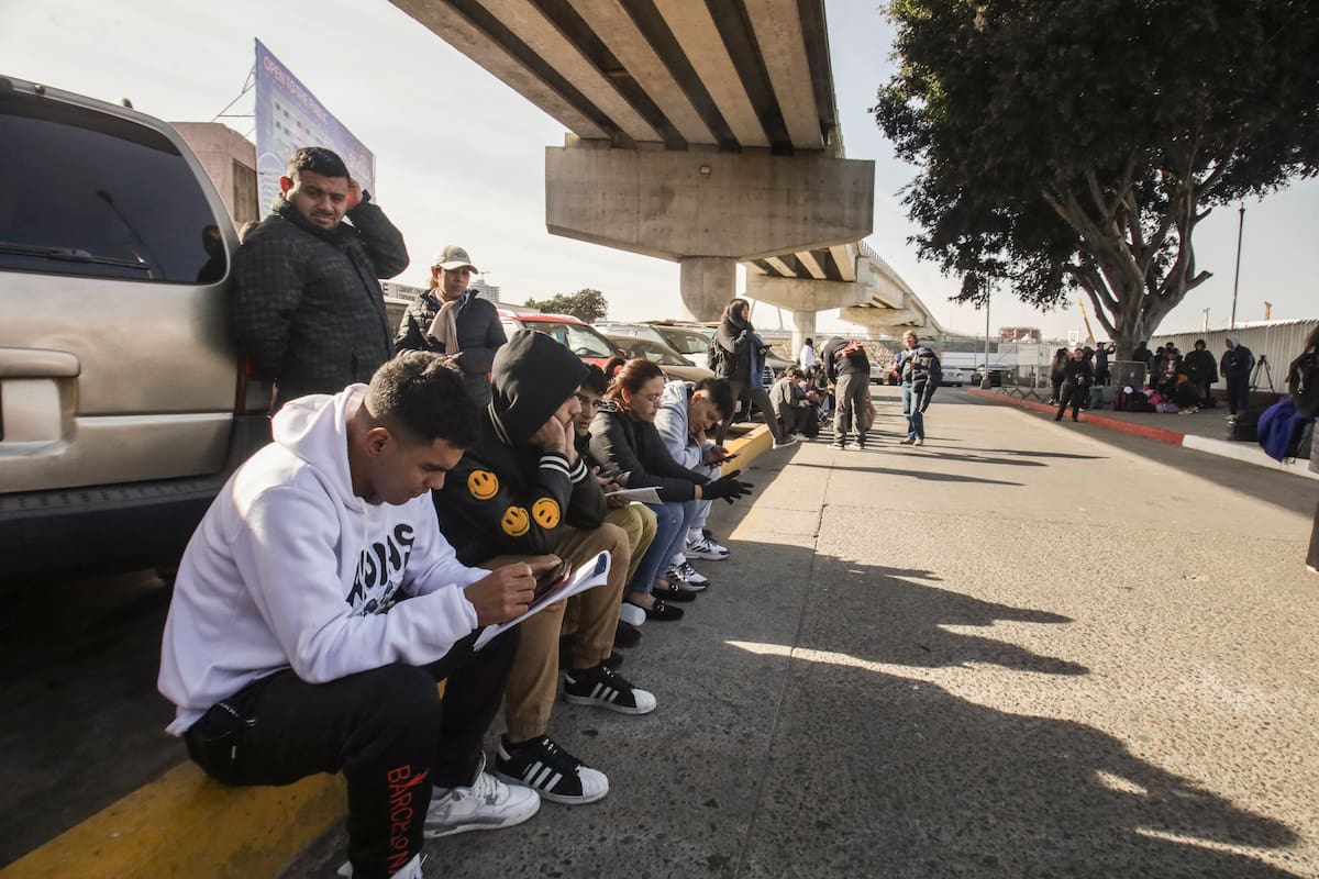 Migrantes permanecen varados en el puerto fronterizo de El Chaparral, en Tijuana (México). //EFE