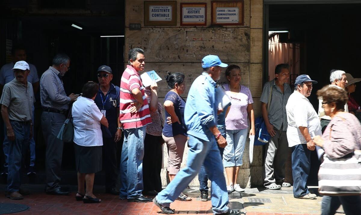 Un grupo de postulantes a un puesto de trabajo hace cola hoy, martes 24 de abril de 2018, en una de la calles del centro histórico de Lima (Perú). EFE