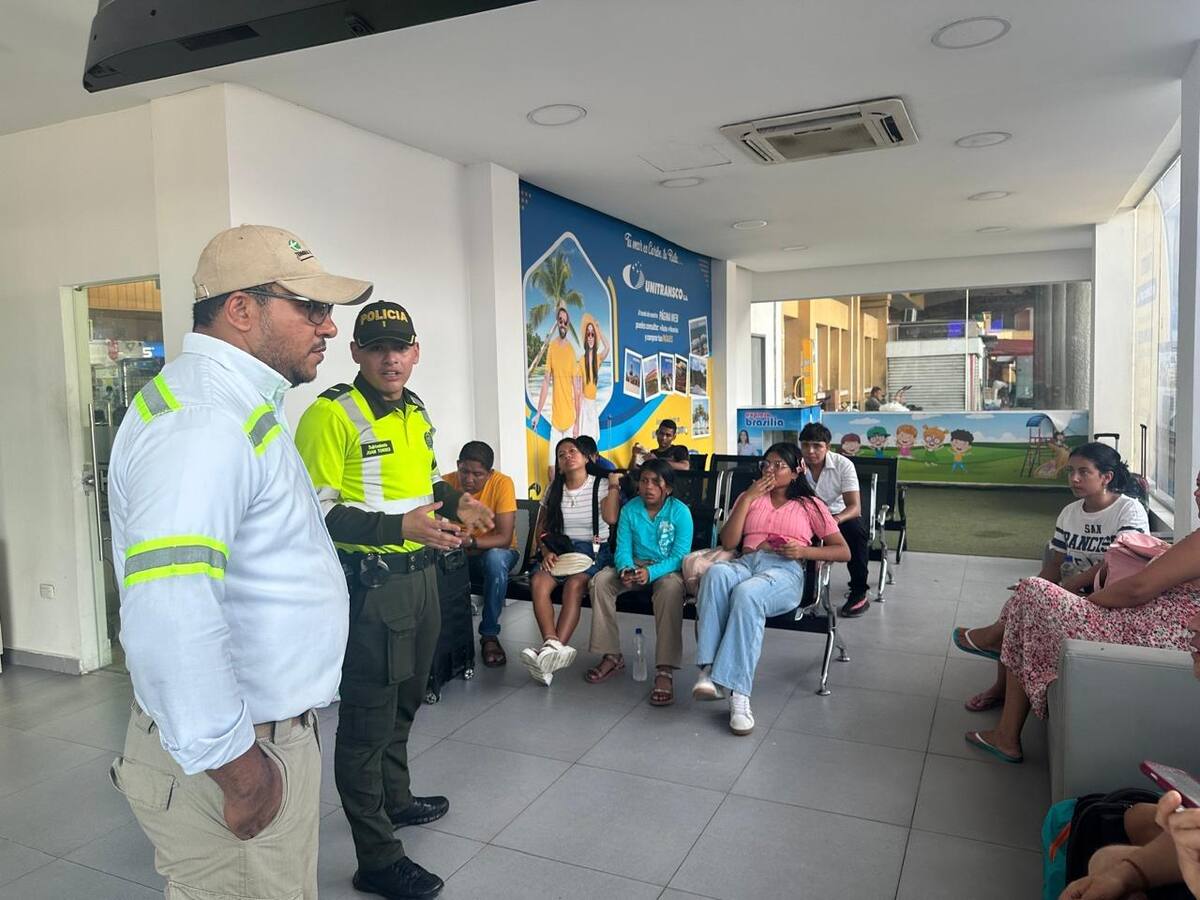 La Policía de Bolívar intensifica la seguridad vial con la campaña "Yo me abrazo a la vida"// Foto: cortesía.