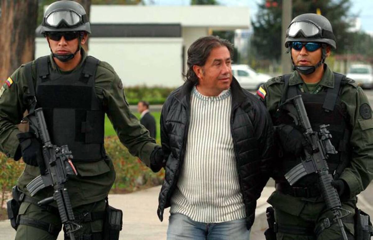La Policía Nacional capturó este martes en el aeropuerto ElDorado, en Bogotá, a Eduardo Restrepo Victoria, alias el socio, señalado por su responsabilidad en los delitos de concierto para delinquir y tráfico de armas. ColPrensa