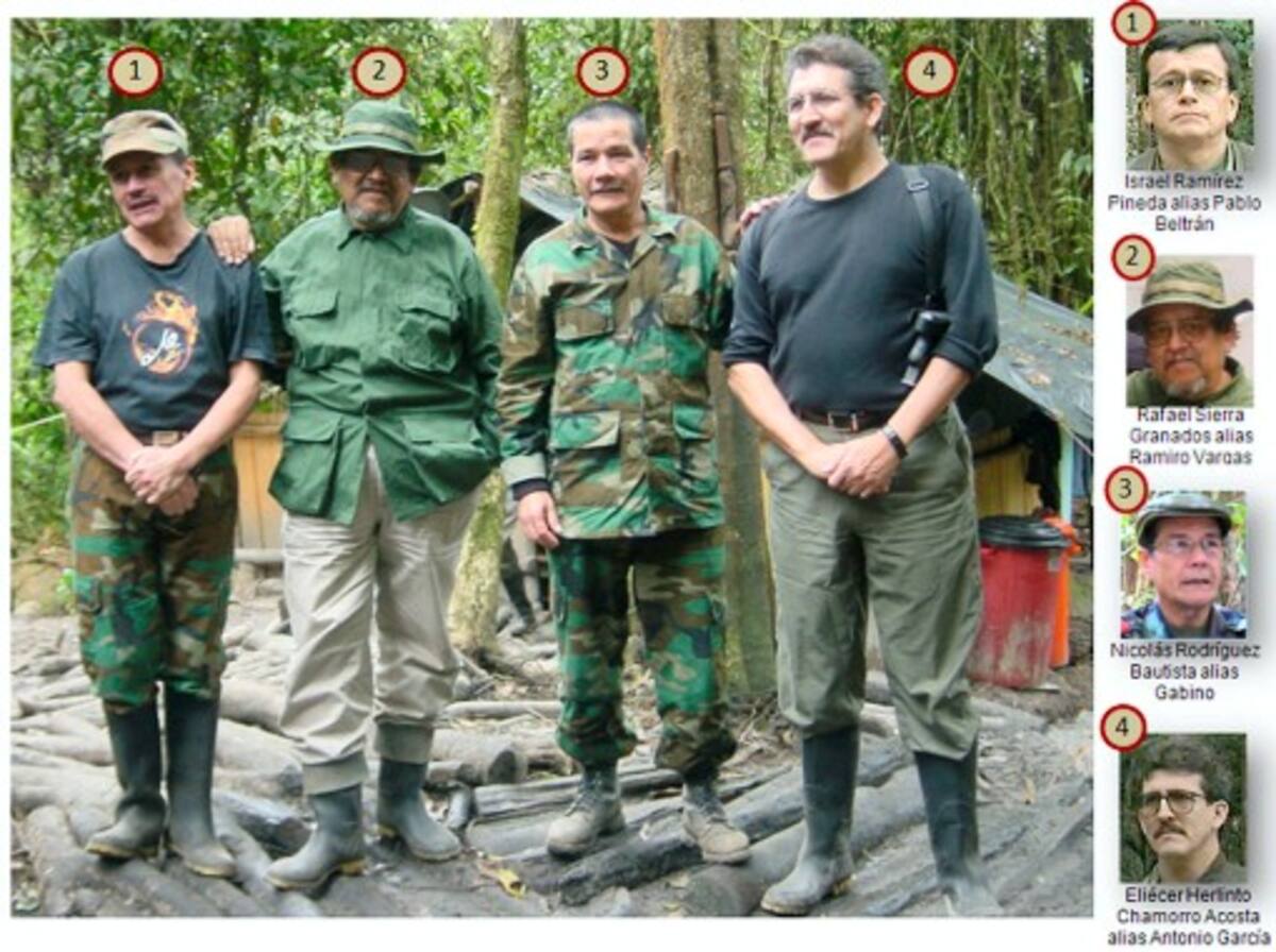 Aparecen Israel Ramírez Pineda, alias ‘Pablo Beltrán’; Rafael Sierra Granados, alias ‘Ramiro Vargas’; Nicolás Rodríguez Bautista, alias ‘Gabino’; y Eliécer Herlinto Chamorro Acosta, alias ‘Antonio García”, de camuflado. COLPRENSA