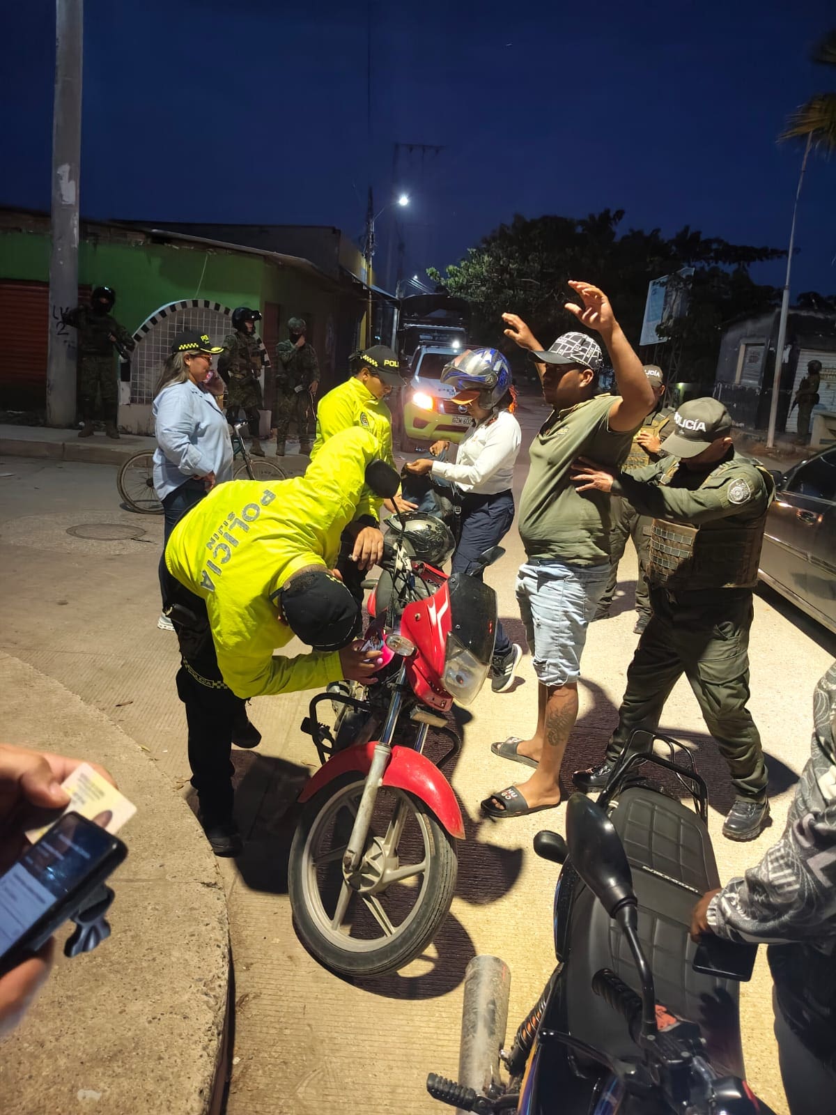 La Policía Nacional y autoridades de Calamar fortalecen la confianza con la comunidad. // Foto: cortesía - Policía Nacional