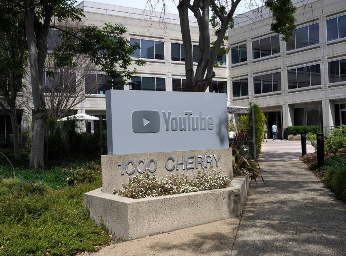 Fotografía de archivo el 30 de marzo de 2018 que muestra una señalización de YouTube frente a uno de sus edificios en San Bruno, California (EE.UU.). EFE