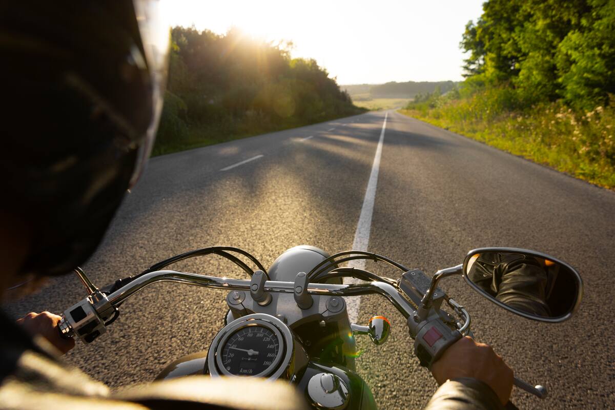 La primera motocicleta fue hecha de madera. //Freepik.