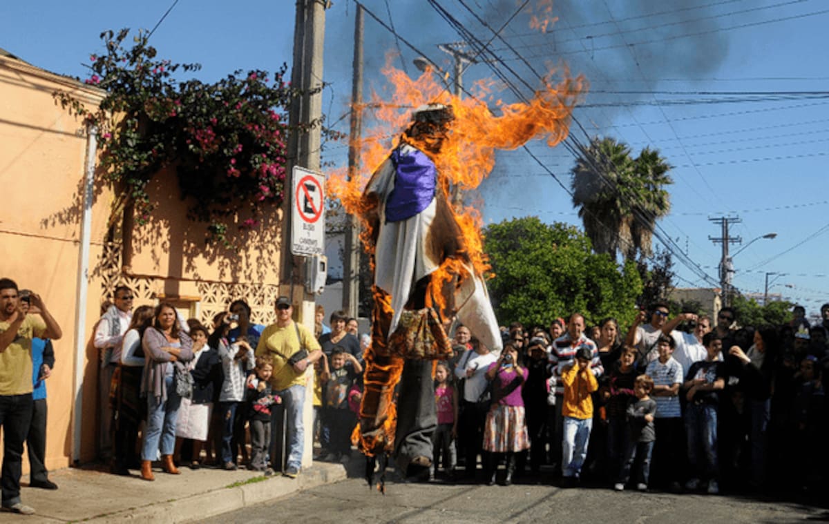 En Brasil, la quema simbólica de Judas es un tradición religiosa de Semana Santa. // Desdelaplaza.com.