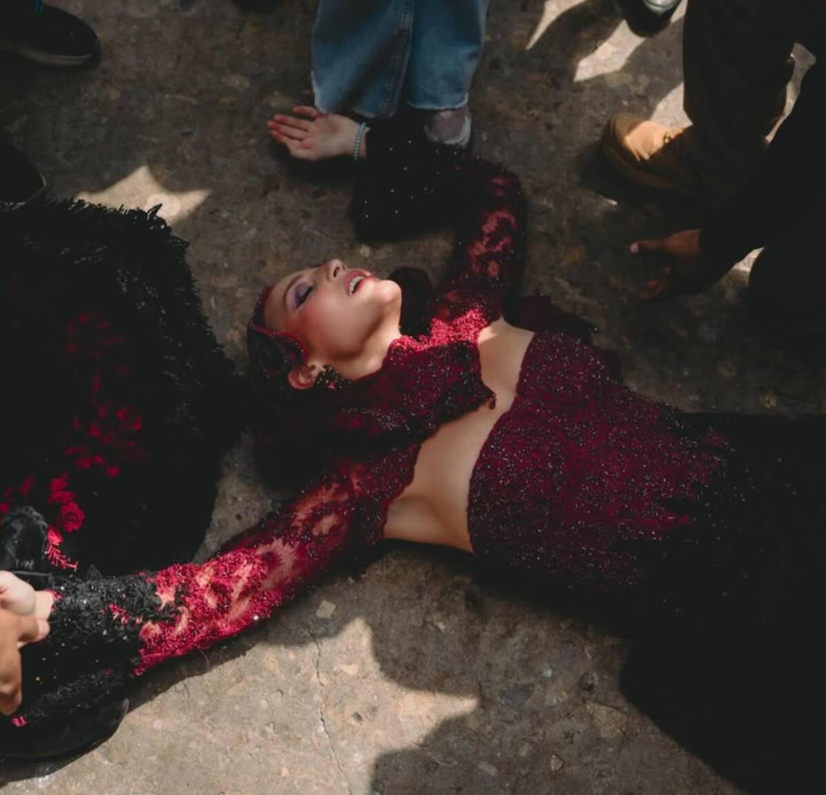 La reina Michelle Char Fernández se desmayo en la vía durante la parodia de despedida de Joselito Carnaval.//Cortesía Carnaval.