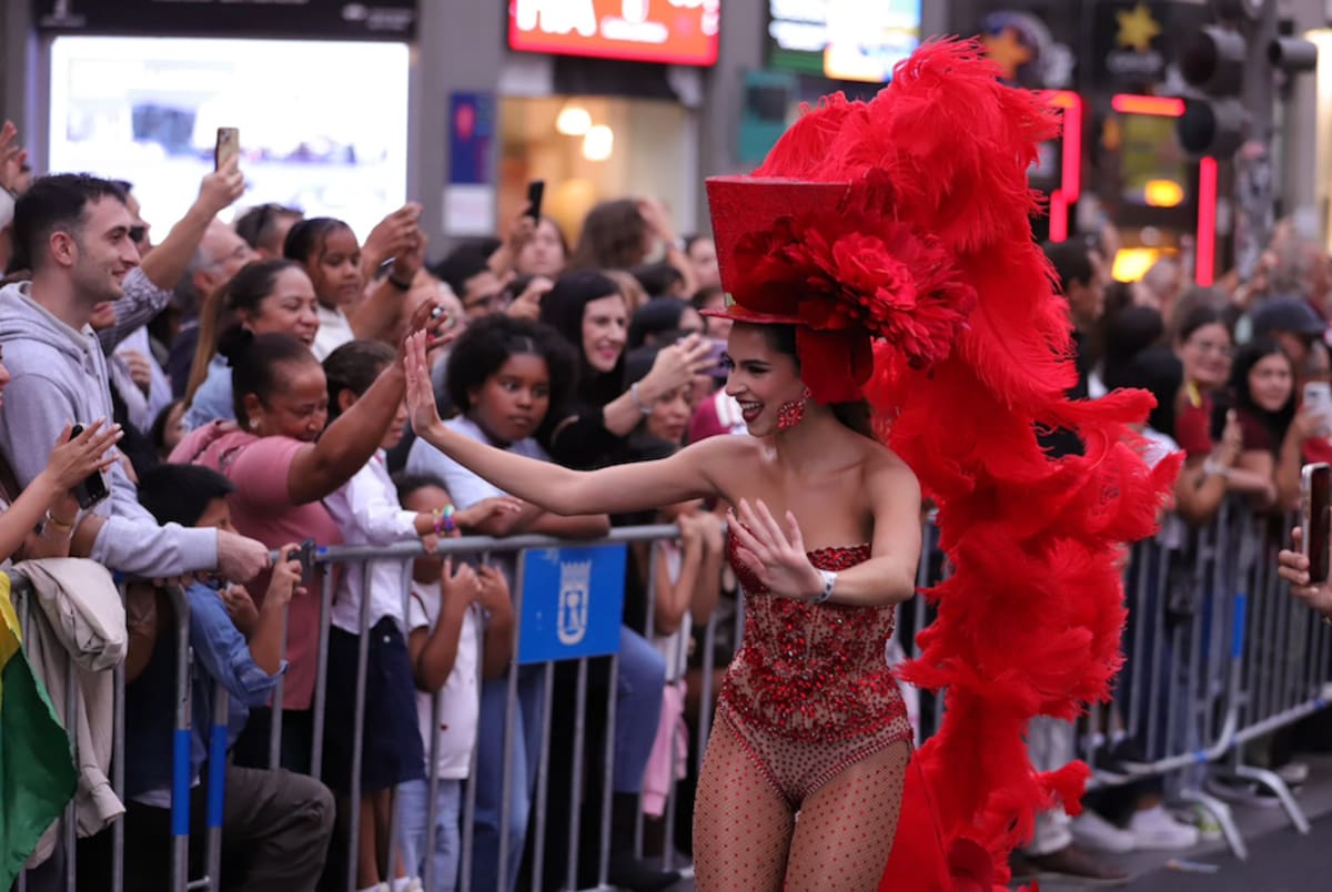 La reina Salwa Maloof encabezó la delegación del Carnaval de Barranquilla que estuvo presente en la Gran Cabalgata de la Hispanidad celebrada en Madrid, España.//Cortesía Alcaldía de Barranquilla.