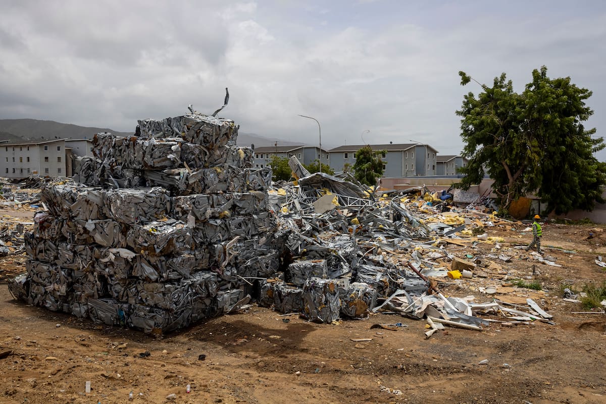 AME1532. CATIA LA MAR (VENEZUELA), 24/08/2026.- Fotografía del 17 de agosto del 2026 que muestra escombros de viviendas afectadas por los terremotos del 24 junio en Catia La Mar (Venezuela). La remoción de escombros tras el doble terremoto de hace dos meses en Venezuela es un proceso que puede demorar hasta un año para culminar, advierten expertos y el Gobierno de Delcy Rodríguez, mientras la reconstrucción sigue siendo un proyecto pendiente cuando miles de personas permanecen en refugios o albergues improvisados. EFE/ Miguel Gutiérrez