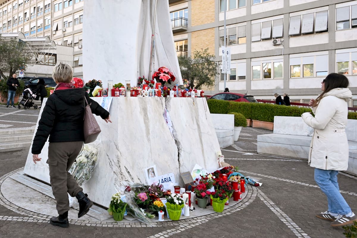 Dibujos, velas y mensajes para la recuperación del Papa Francisco se encuentran en la estatua de Juan Pablo II, afuera del Hospital Agostino Gemelli, donde permanece hospitalizado, en Roma, Italia. //EFE
