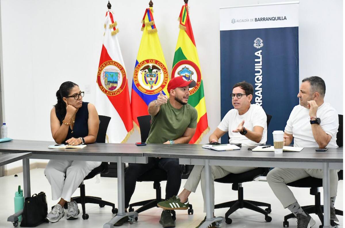 La secretaria de Tránsito y Seguridad Vial del Distrito de Barranquilla, Yaciris Cantillo Romero, reunida con miembros de la Alcaldia de Barranquilla.//Cortesía @TransitoBaq.