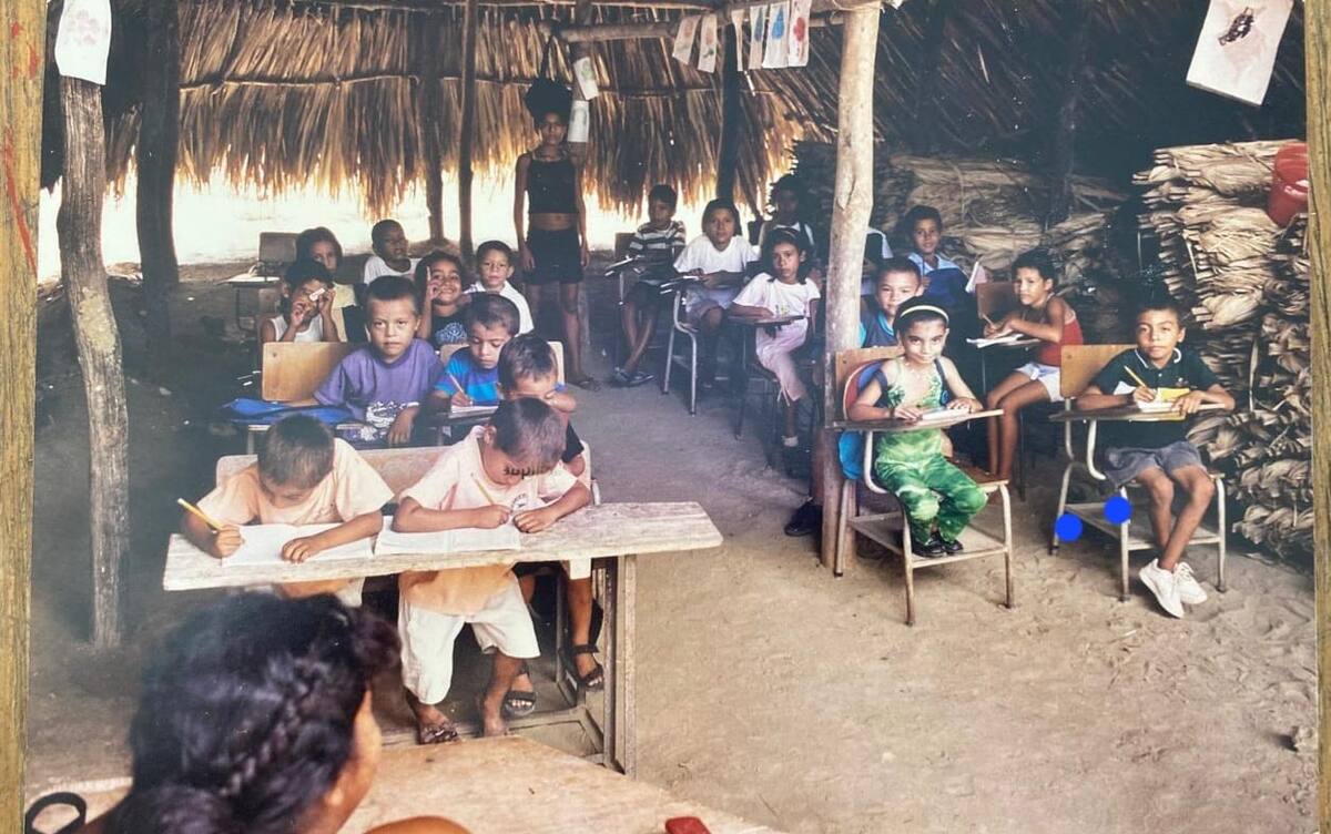 La seño Mayito con sus estudiantes hace más de 20 años. // Cortesía
