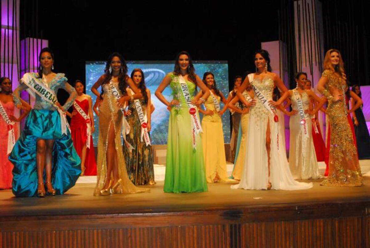 Las finalistas, de izquierda a derecha: Laskary Andaly, Indonesia (primera princesa); Yoselín Rincón, Colombia (virreina); Aline Sales, Brasil (tercera princesa); Ximena Vargas, Bolivia (reina), y Gabriella Ferrari, Venezuela (segunda princesa). COLPRENSA