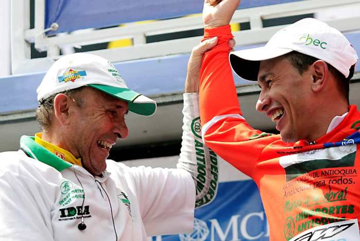 En los grandes eventos ciclísticos del país siempre está Cochise. Aquí al lado de Marlon Pérez, figura del ciclismo nacional. Colprensa