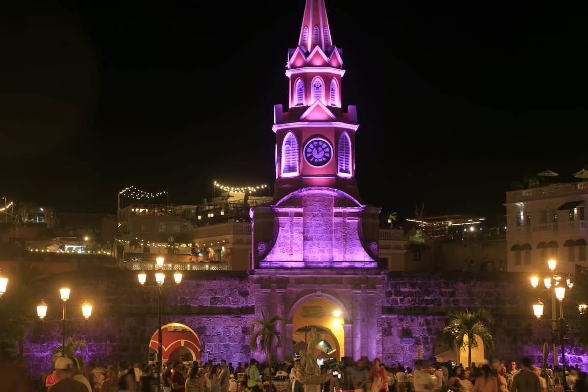 La Torre del Reloj se ilumina de rosa por la prevención del cáncer de mama