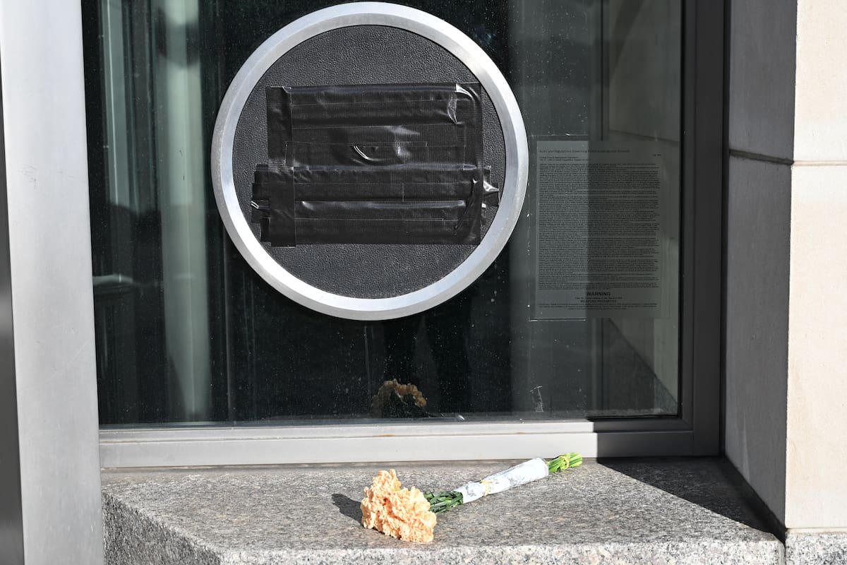 Una cinta negra cubre el espacio donde estaban las letras de Usaid en el edificio de la Agencia de los Estados Unidos para el Desarrollo Internacional (Usaid) en Washington, DC, EE. UU. EFE/EPA/Alex Wroblewski