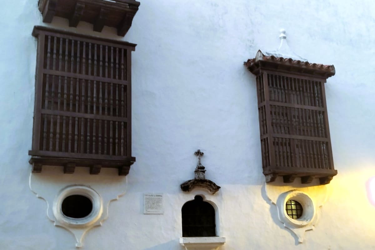 ¿La ha visto? Esta es la historia de la ‘ventana de la denuncia’ en el Palacio de la Inquisición