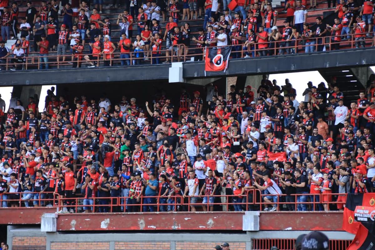 Hincha ensayaba con la barra y lo asesinan de varios disparos