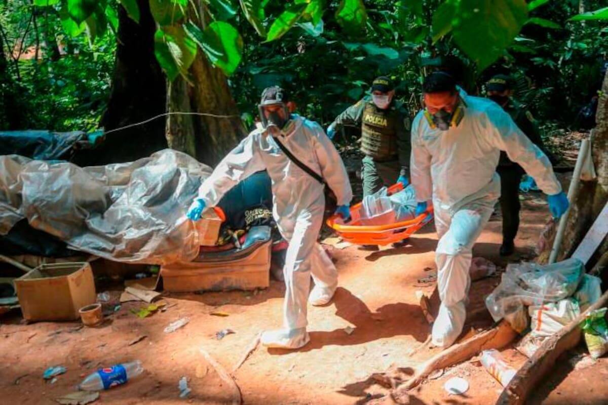 La víctima fue encontrada en una zona boscosa del barrio Paraíso, en Lebrija. El cuerpo presentaba signos de violencia y estaba desnudo.