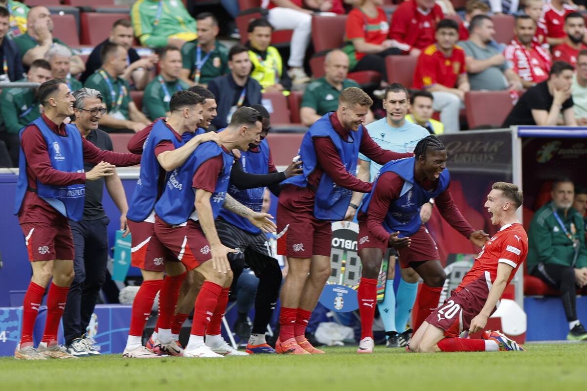 El suizo Michel Aebischer (d) celebra con sus compañeros el 2-0 durante el partido del grupo A entre Hungría y Suiza en Colonia, Alemania. //EFE