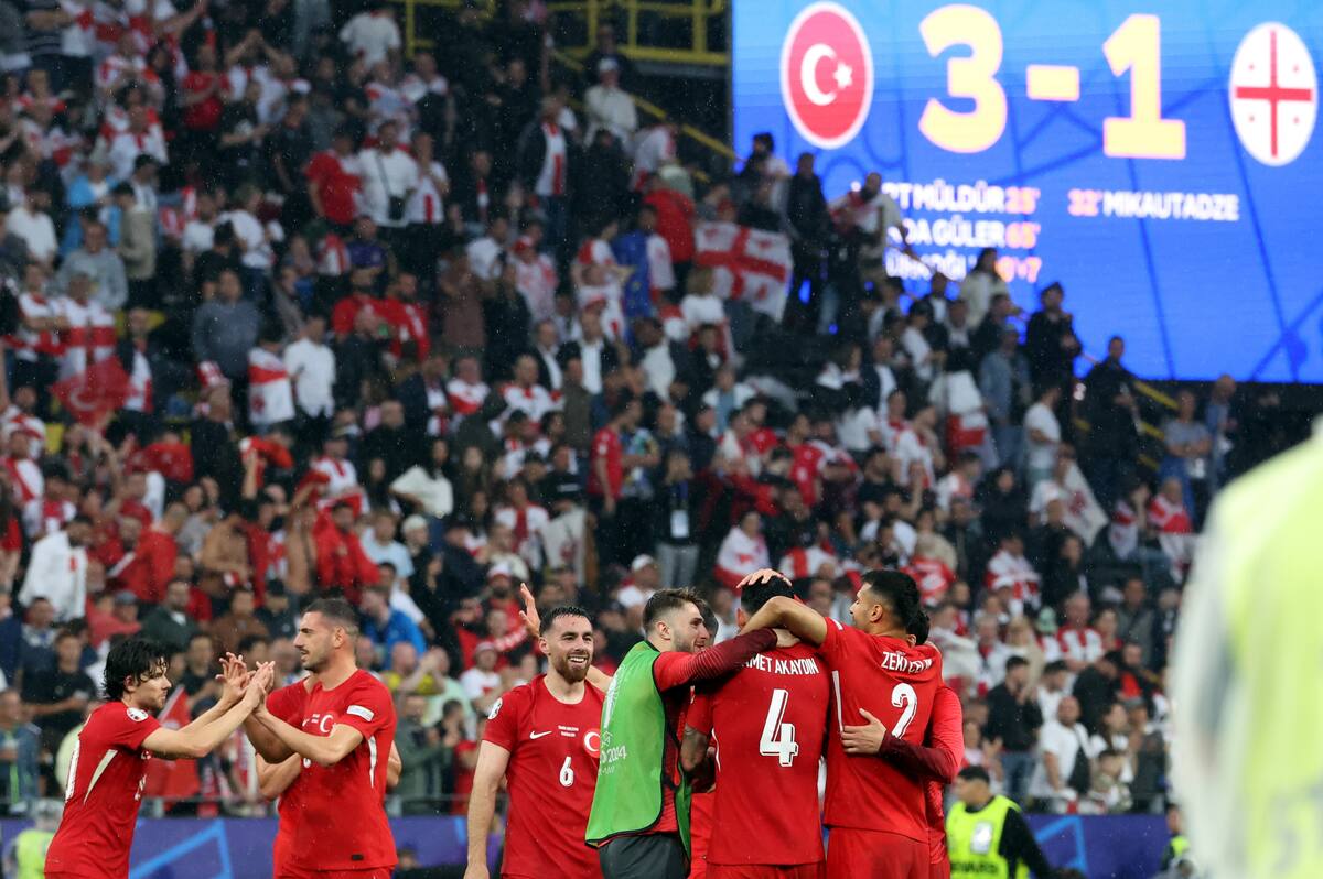 Los jugadores de Turquía celebran tras ganar el partido de fútbol del grupo F de la UEFA EURO 2024 entre Turquía y Georgia, en Dortmund, Alemania, el 18 de junio de 2024. //EFE
