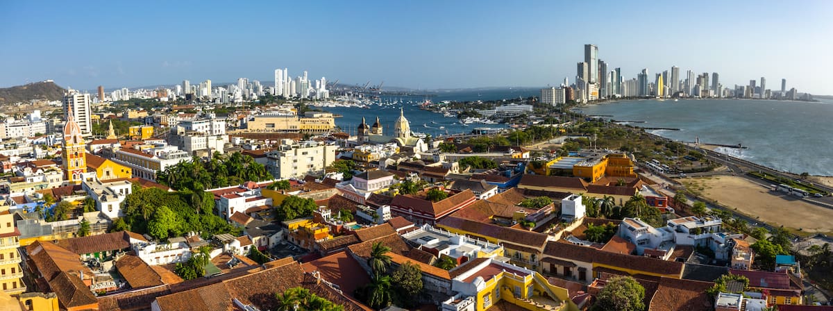 La vista panorámica aérea de la ciudad vieja y moderna de Cartagena // 123RF.