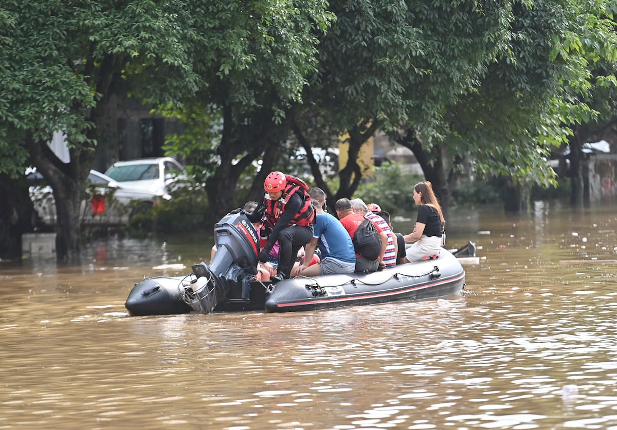 Los rescatistas ayudan a los residentes locales a evacuar de una carretera inundada en Guilin, Región Autónoma Guangxi Zhuang del sur de China, 20 de junio de 2024. //EFE