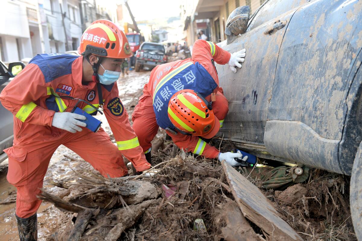 Los rescatistas trabajan en una zona afectada por las inundaciones en el municipio de Sishui del condado de Pingyuan, ciudad de Meizhou, provincia de Guangdong, al sur de China, 20 de junio de 2024. //EFE