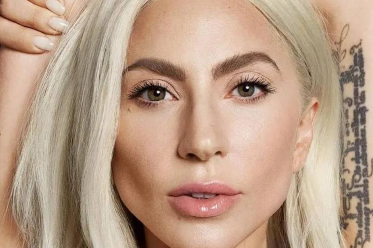 Escalofriante look de Lady Gaga para repartir crispetas en el cine