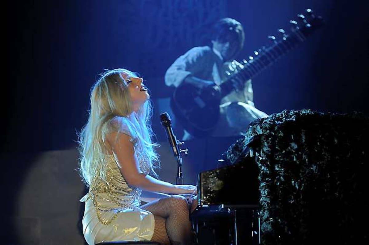 Lady Gaga crea fundación para ayudar a jóvenes. AP